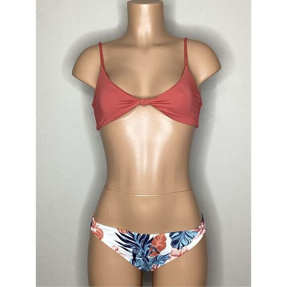 New. Roxy floral bikini set. Medium. Retails $89 - Picture 2 of 7